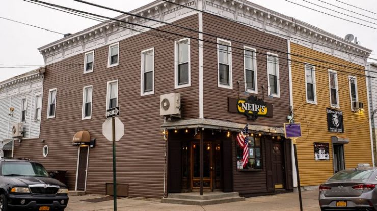 Image representation of The oldest bar in NYC avoids its 